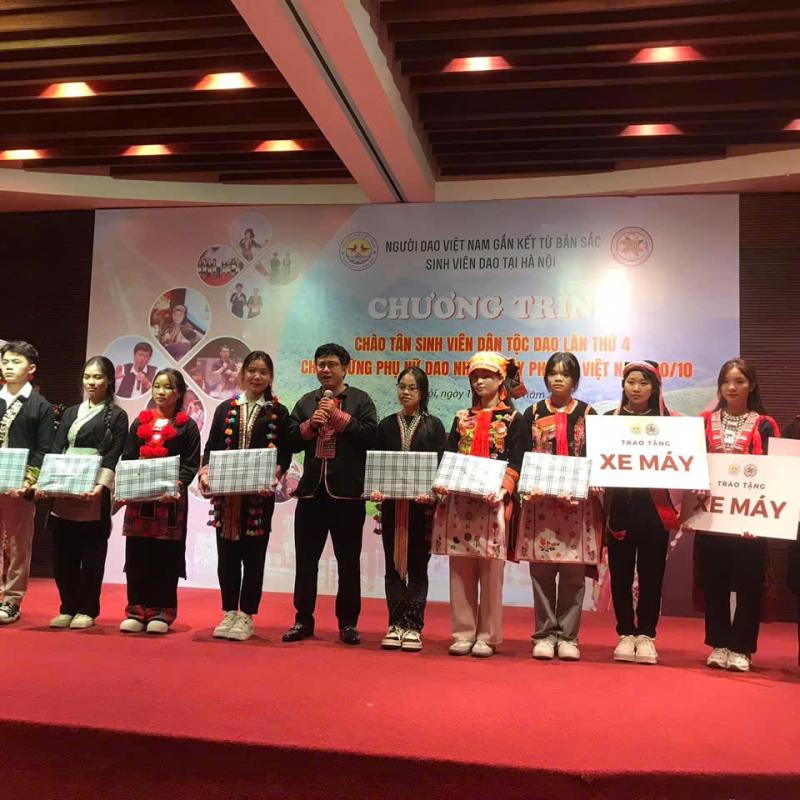 Chào đón tân sinh viên dân tộc Dao về Hà Nội học tập